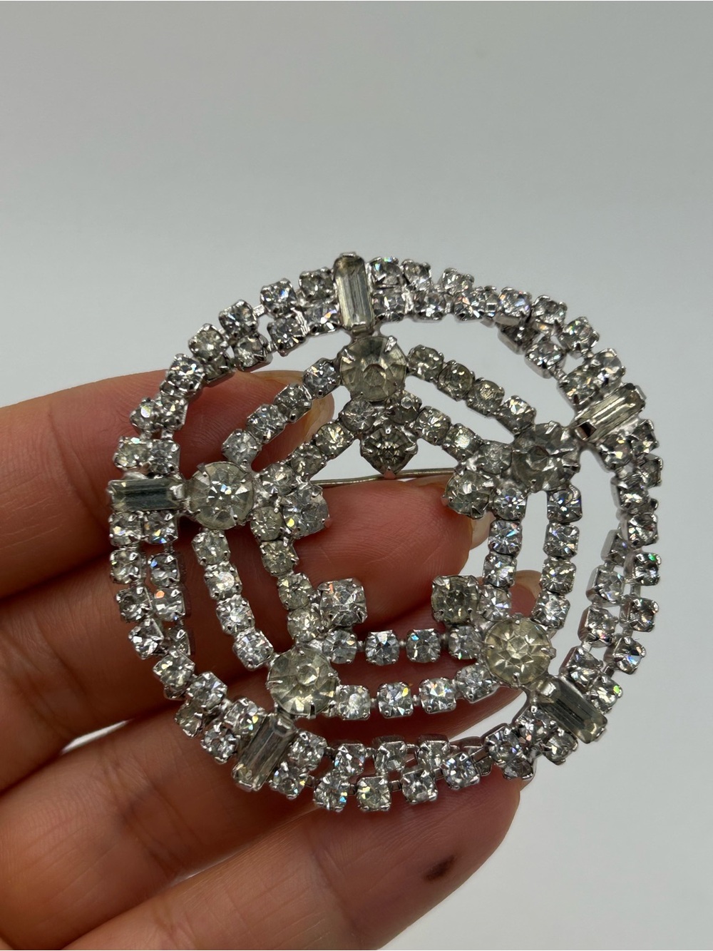 #221112-092626 Vintage white crystal circle brooch